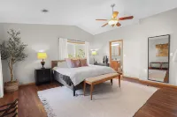 Spacious 6-Bed 3-Bath Retreat Next to park—ideal for Family & Group Getaways