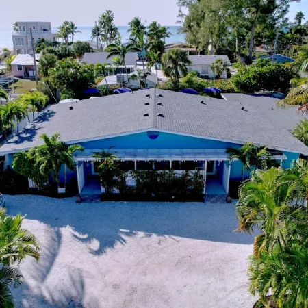 Charming Ground Level Resort Style 3unit condo unit B a few steps from the beach