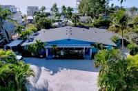 Charming Ground Level Resort Style 3unit condo unit B a few steps from the beach