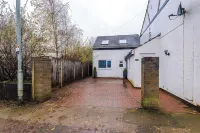 Large Modern 5-Bed House Hotels in Bolton