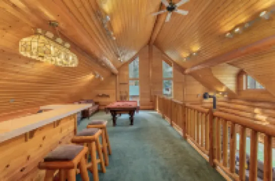 Soaring Pines Lodge 1 Bedroom Home by NW Comfy Cabins by RedAwning