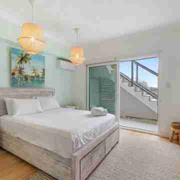 Spacious 2-bed With Private Rooftop & BBQ Access Rooms