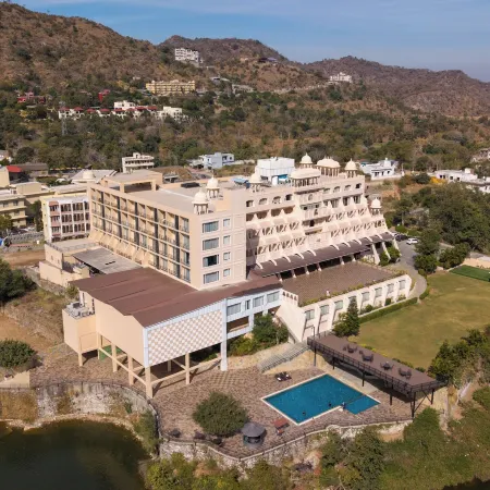 Via Lakhela Lakeview Resort & Spa