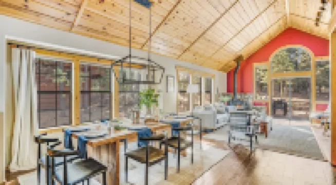 櫻桃木華麗小屋，被松樹環繞，配有熱水浴缸