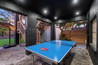 5⭐ 6BD/4BA ~ Steps to Beach Shipping Container Pool w ~ Game Rm ~Summer Kitchen