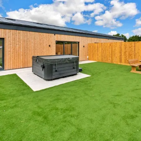 Cottage in Cotswolds With Hot Tub & Garden