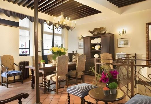 파리 호텔 내부 전경