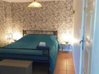 Maisonnette Ideally Located at the Foot of the Napoleon Bridge Hotels in Moissac