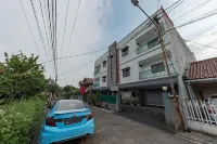 RedDoorz Plus at Buah Batu - Pensions
