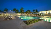 Hummer Hotel - Pools