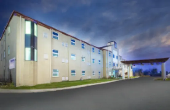 Travelodge by Wyndham Romulus Detroit Airport