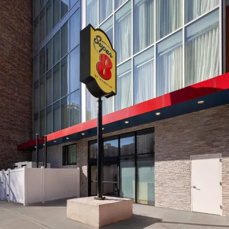 Super 8 by Wyndham Bronx Near Stadium Отели рядом с достопримечательностью «168 улица»