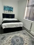 Modern 3‑Bedroom Home in Bury — Premium Mattresses • Blackout Blinds • Ensuite M - 3성급