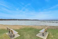 Williams Bay Retreat Walk to Lake Geneva and Town! - spa