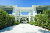 Beach Haus Key Biscayne II - Pools
