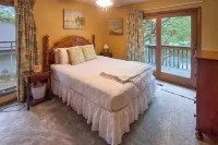 Boat Dock! Lakefront Group Getaway in Eldon - 3 stjerner