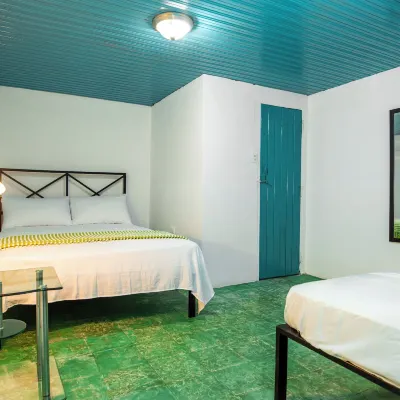 Hostal Victoria Hotels near Iglesia La Merced