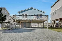Steps to the Beach. Canal Front with New Dock. Clean, Cozy Getaway.