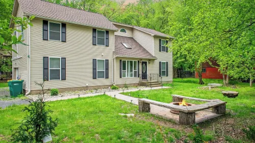 Hot Tub, Firepit, Foosball Access to Private Lake & Pool Penn Estate Getaway - Wifi