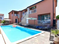 Ideal getaway flat with pool and rumpus room 타르 호텔