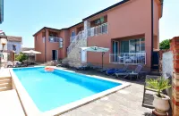 Ideal getaway flat with pool and rumpus room