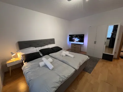 Gemütliches Gästezimmer mit Smart-TV, WLAN und Fitnessgeräten -  Privatzimmer