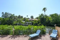 Canal-front Sleeps 10 Pool Spa Private Dock