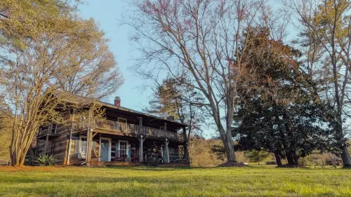 Modern Comforts in an 1860's Log Cabin Nestled in the Appalachian Foothills. - Alppimaja