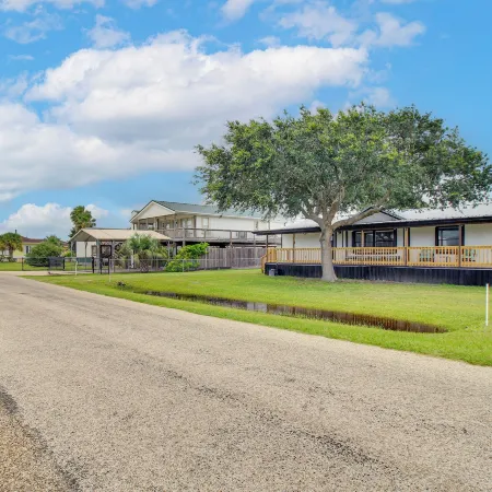 Newly Remodeled, Great Porches, and Dog Friendly