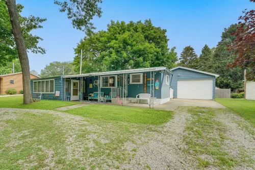 Pet-Friendly Caseville Cottage Near Lake Huron - parking