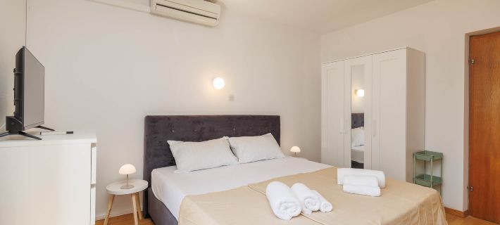 Cozy Studio Retreat in Malinska-Dubašnica with Garden View Hotels in Malinska