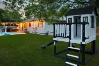 Sleeps 10 - Pool - Hot Tub - Fire Pit - Playground - Kitchen