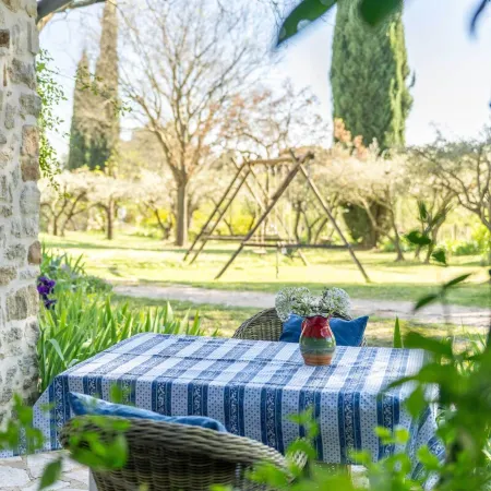 Pretty stone mazet for 2 people surrounded by a 2 hectare park