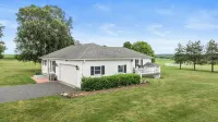 Between Geneva & Canandaigua- Large Yard, Firepit, Sleeps 13 - Wi-Fi