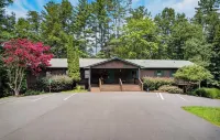 Easy Access •Mtn View• Hot Tub• Pool• Game Room• Porch• Wildlife•Minutes to Town - 4 星級