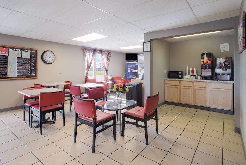 Econo Lodge Inn & Suites