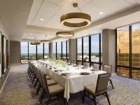 DoubleTree by Hilton Dallas-Campbell Centre Отели рядом с достопримечательностью «Вокзал Мокингбёрд»