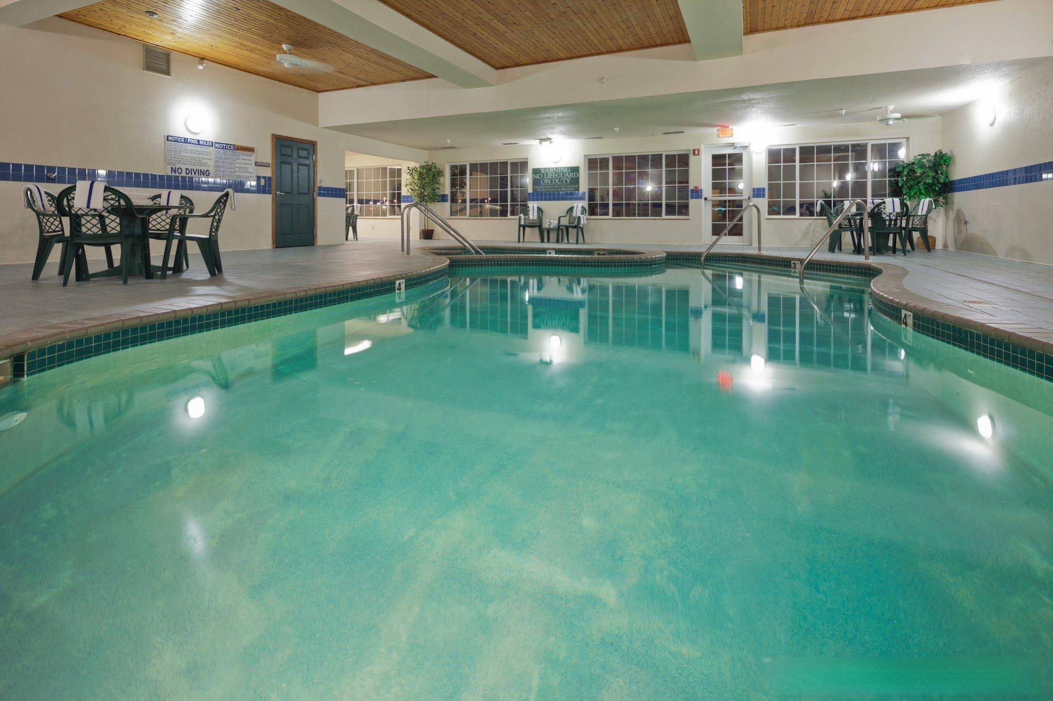 Country Inn & Suites by Radisson, West Bend, WI