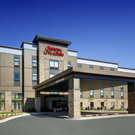 Hampton Inn & Suites Milwaukee West Отели рядом с достопримечательностью «Миллер Парк»