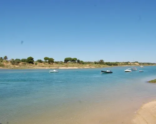 Cabanas T1 Apartment with Balcony & BBQ – 8Min Walk to Beachfront Hotels in Conceicao de Tavira