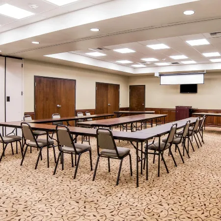 Comfort Inn & Suites Henderson - Las Vegas Отели рядом с достопримечательностью «Хендерсон»