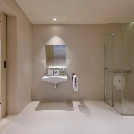 voco DOHA WEST BAY SUITES by IHG Отели рядом с достопримечательностью «Университет Катара»