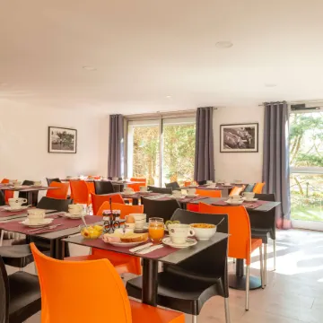 Hotel the Originals Bernay Acropole