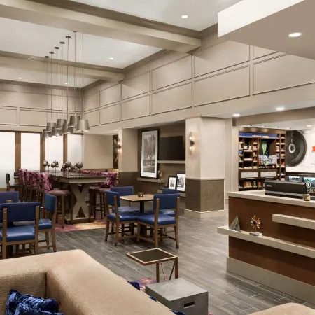Hampton Inn and Suites Seattle/Renton