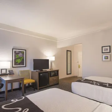 La Quinta Inn & Suites by Wyndham Oklahoma City - NW Expwy Hotels near Hefner Lake & Park