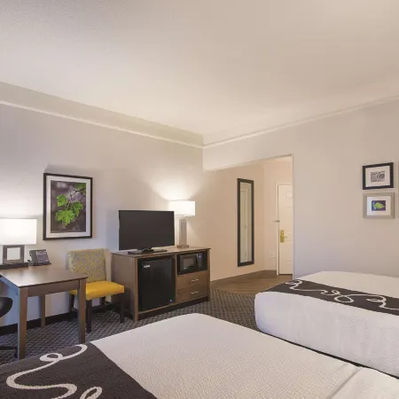 La Quinta Inn & Suites by Wyndham Oklahoma City - NW Expwy Отели рядом с достопримечательностью «Уилл Роджерс Парк»
