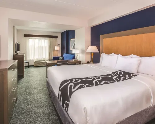 La Quinta Inn & Suites by Wyndham Philadelphia Airport Hotels in Delaware County