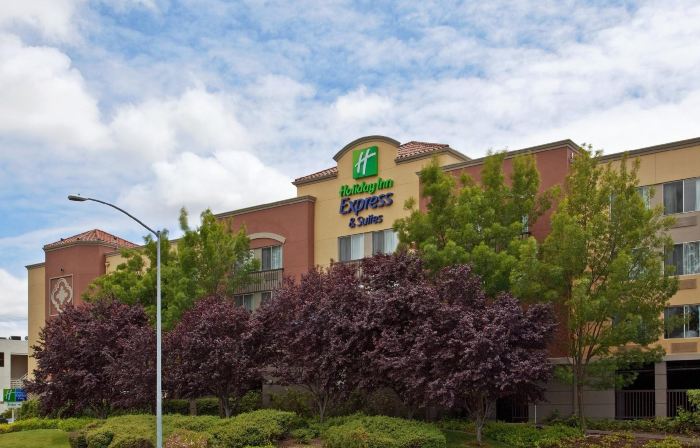 Holiday Inn Express & Suites BELMONT by IHG