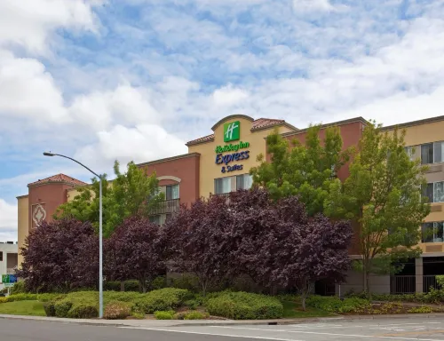 Holiday Inn Express & Suites BELMONT by IHG - parking