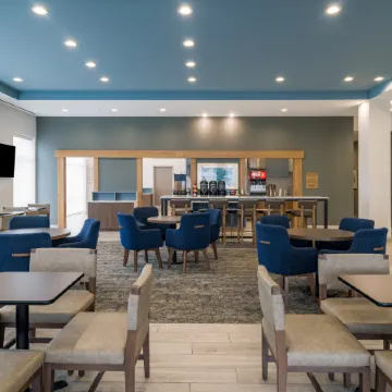 Staybridge Suites LOUISVILLE - EXPO CENTER by IHG Отели рядом с достопримечательностью «Сикс Флэгз Кентакки Кингдом»
